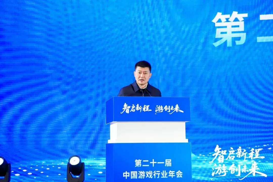 上饶高铁经济试验区党工委书记李书铭在年会现场